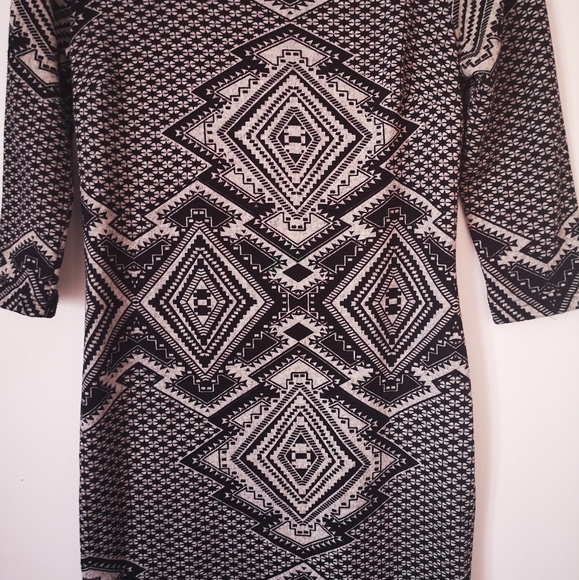 Geometric 3/4 sleeve dress - Picture 2 of 7